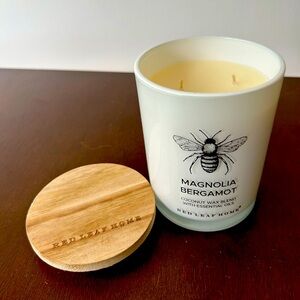 Red leaf home magnolia bergamot 15.5oz candle. New.